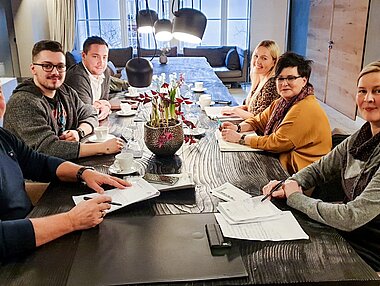 Foto Teamsitzung Bereichsleiter